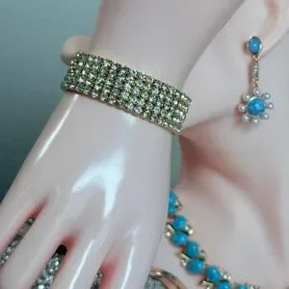 Elegant Gold Stretch Bracelet With Gems